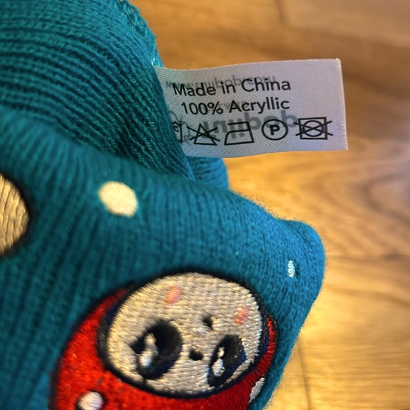 Tulipop Winter Hat - Bought in Iceland - Made in China lol - Picture 4 of 4